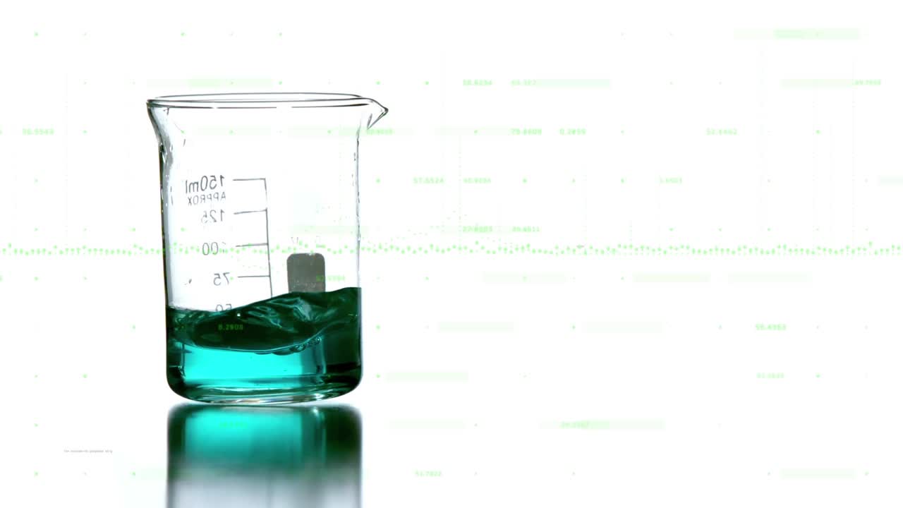 蓝色液体烧杯上的数据处理动画视频素材