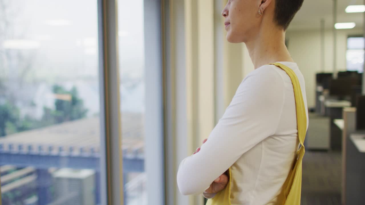 白人创意女商人的肖像，交叉双手看着相机和微笑视频素材