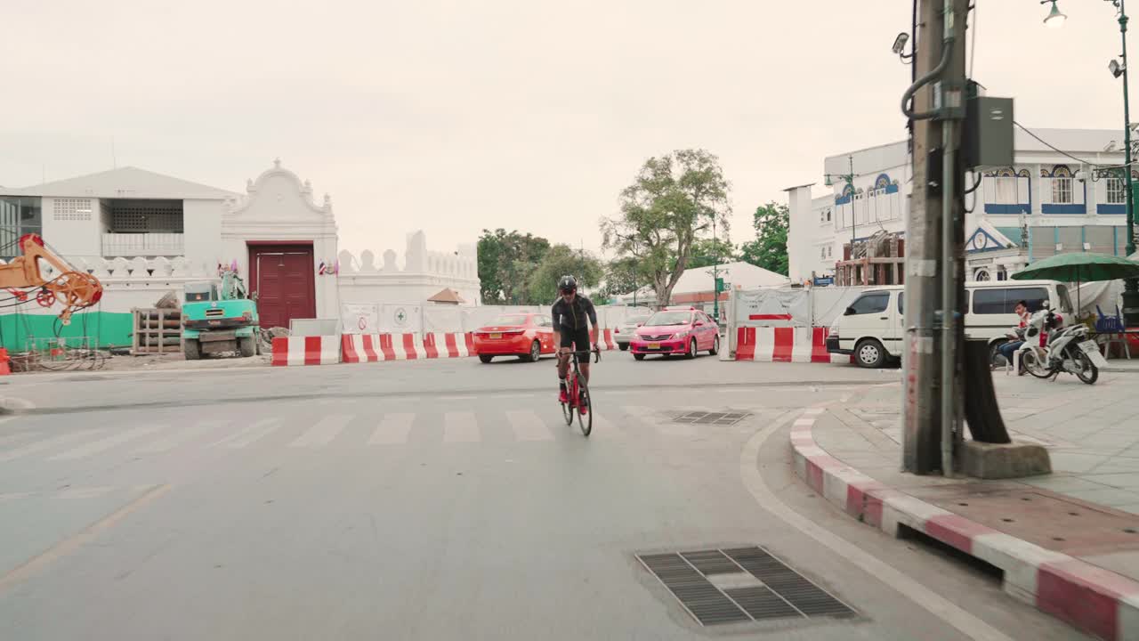 年轻男子骑自行车在泰国的城市视频素材