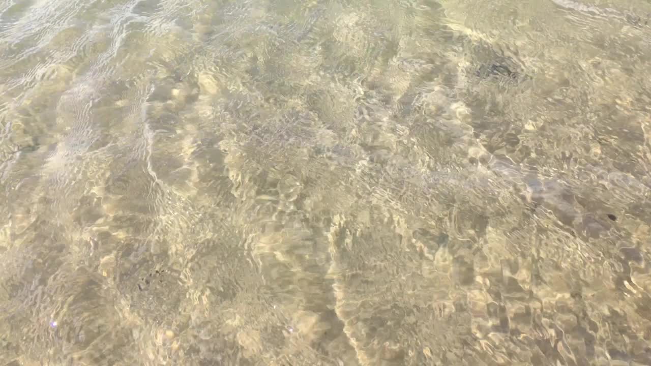 透明的海面，湖泊或河流。透过涟漪可以看到沙底视频素材