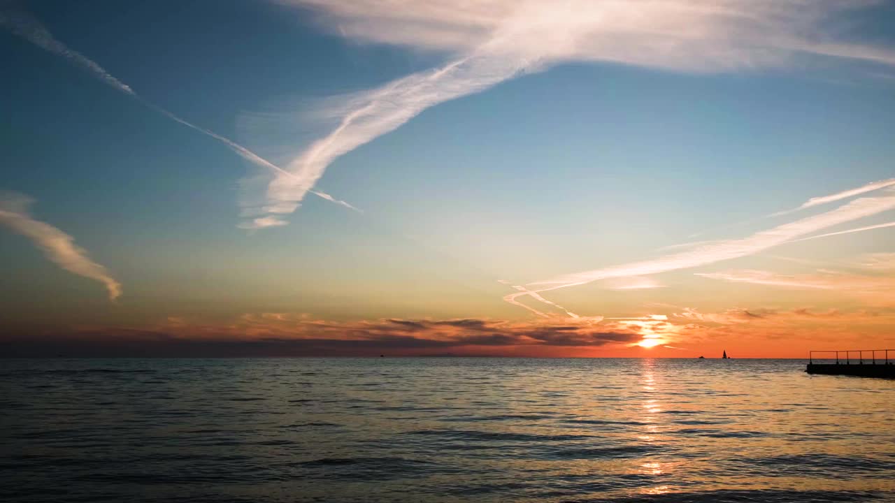 海浪拍打着水花。视频素材