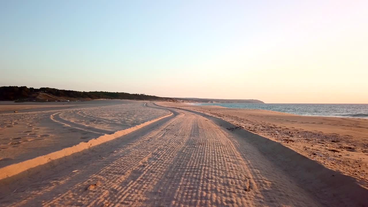 海滩日落时视频素材