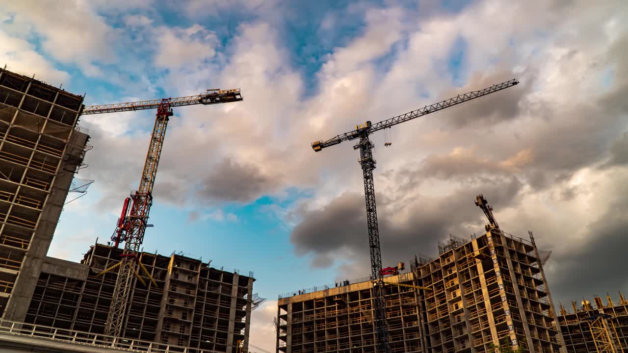 在原工业区的住宅区，起重机日夜不停地工作视频素材