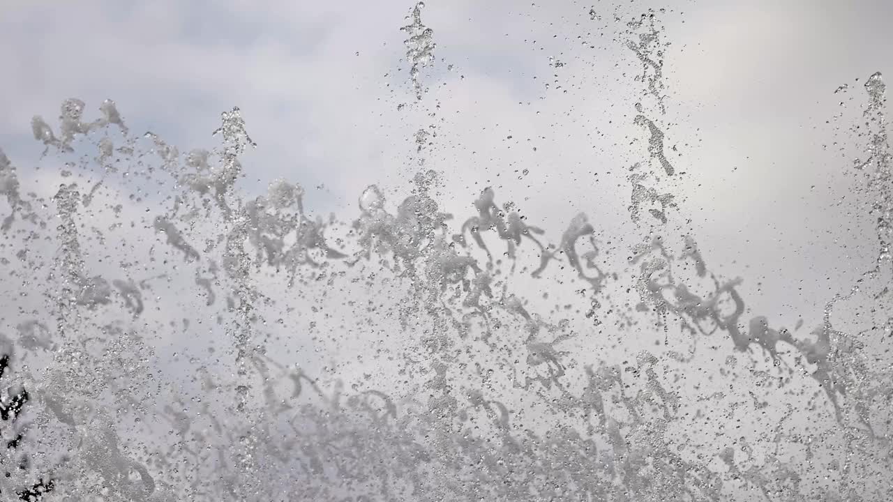 喷泉里的水花飞溅视频素材