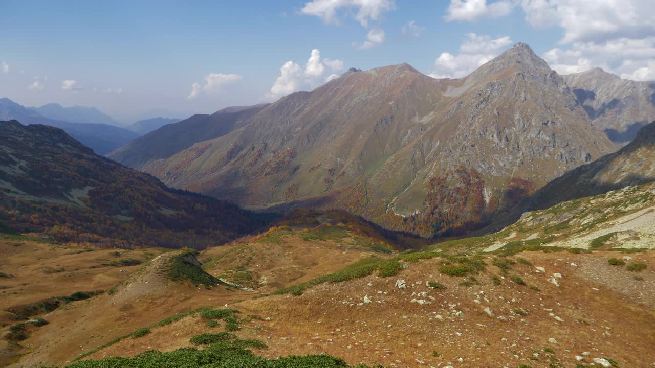 山谷里的金秋。绵延至地平线的山脉的景色。山上的秋日。壮观的全景。高加索山脉的秋景视频素材