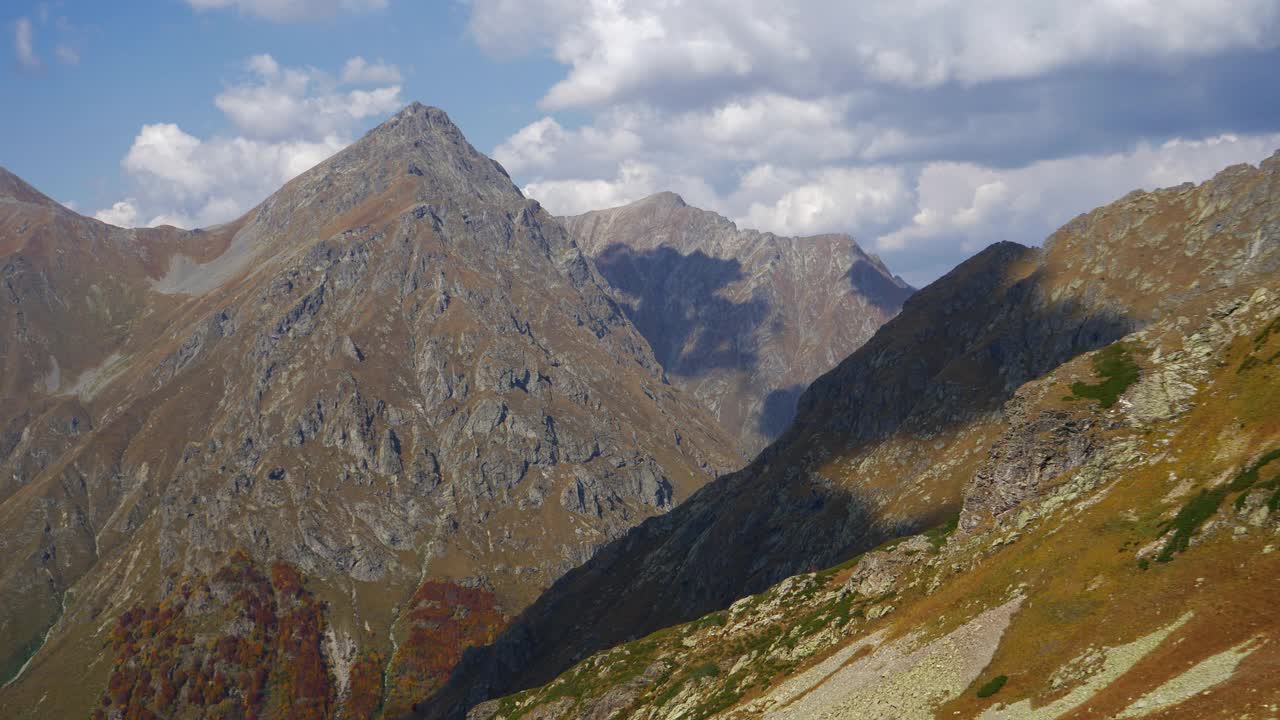 山谷里的金秋。绵延至地平线的山脉的景色。山上的秋日。壮观的全景。高加索山脉的秋景视频素材