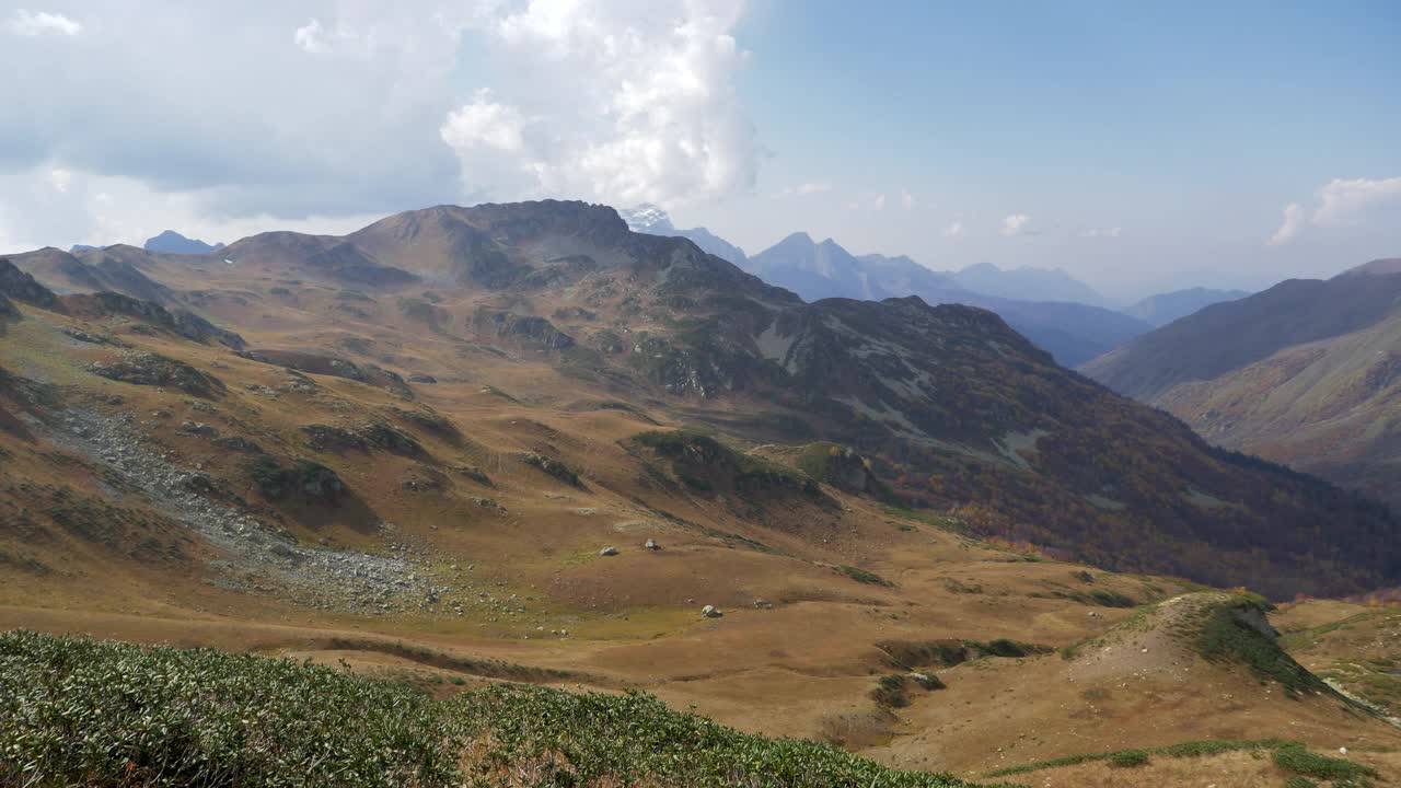 山谷里的金秋。绵延至地平线的山脉的景色。山上的秋日。壮观的全景。高加索山脉的秋景视频素材