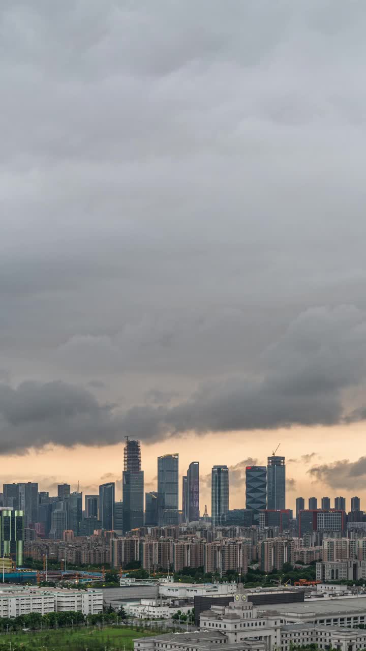 城市日落时随云流逝，从白天到夜晚视频素材