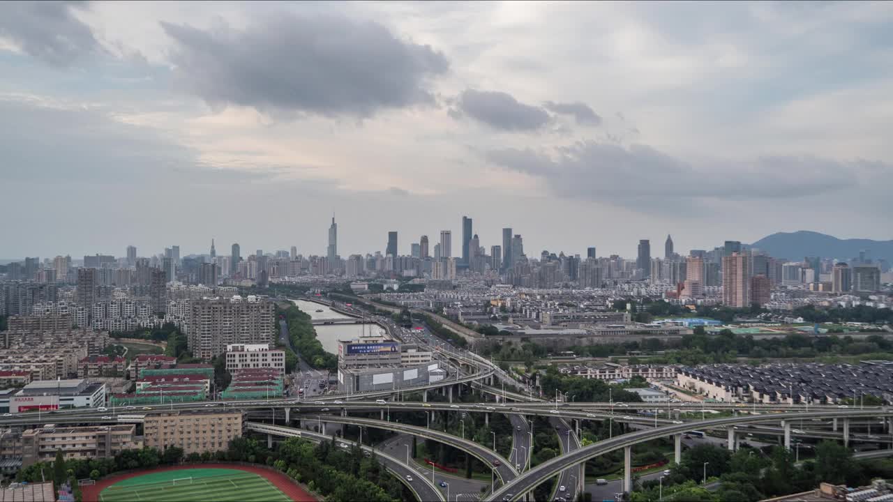 城市的夕阳随着交通的流逝，从白天到夜晚视频素材