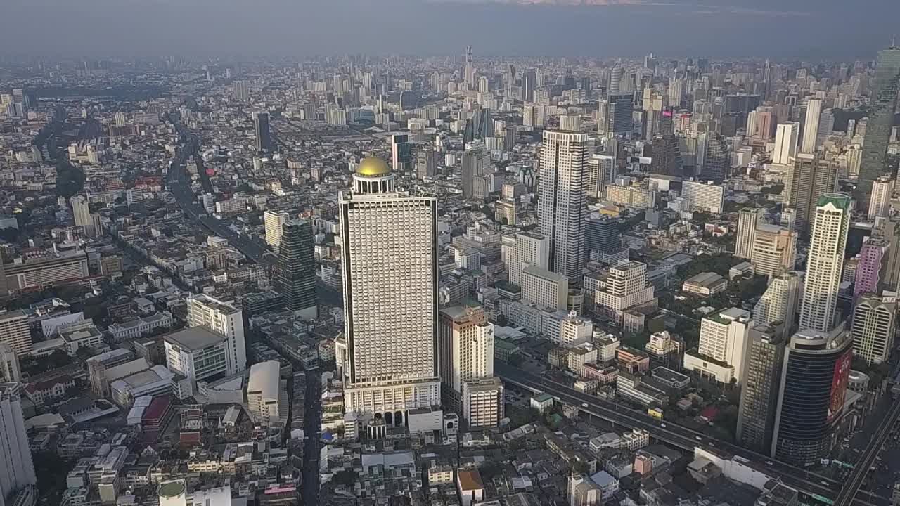 鸟瞰曼谷现代写字楼，公寓，湄南河在曼谷市中心，曼谷，泰国视频素材