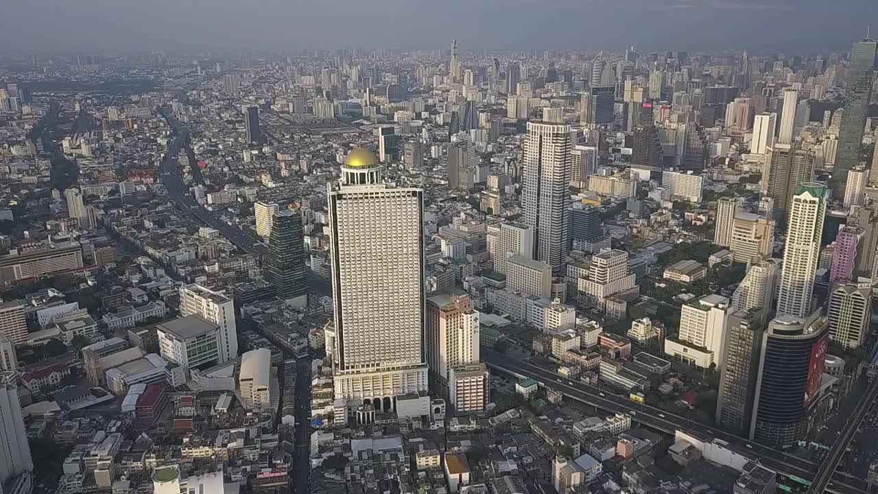 鸟瞰曼谷现代写字楼，公寓，湄南河在曼谷市中心，曼谷，泰国视频素材