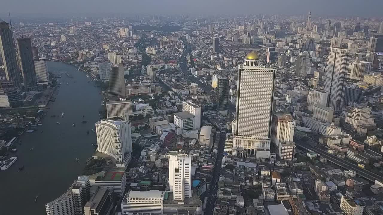 鸟瞰曼谷现代写字楼，公寓，湄南河在曼谷市中心，曼谷，泰国视频素材