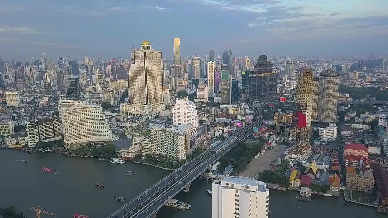 鸟瞰曼谷现代写字楼，公寓，湄南河在曼谷市中心，曼谷，泰国视频素材