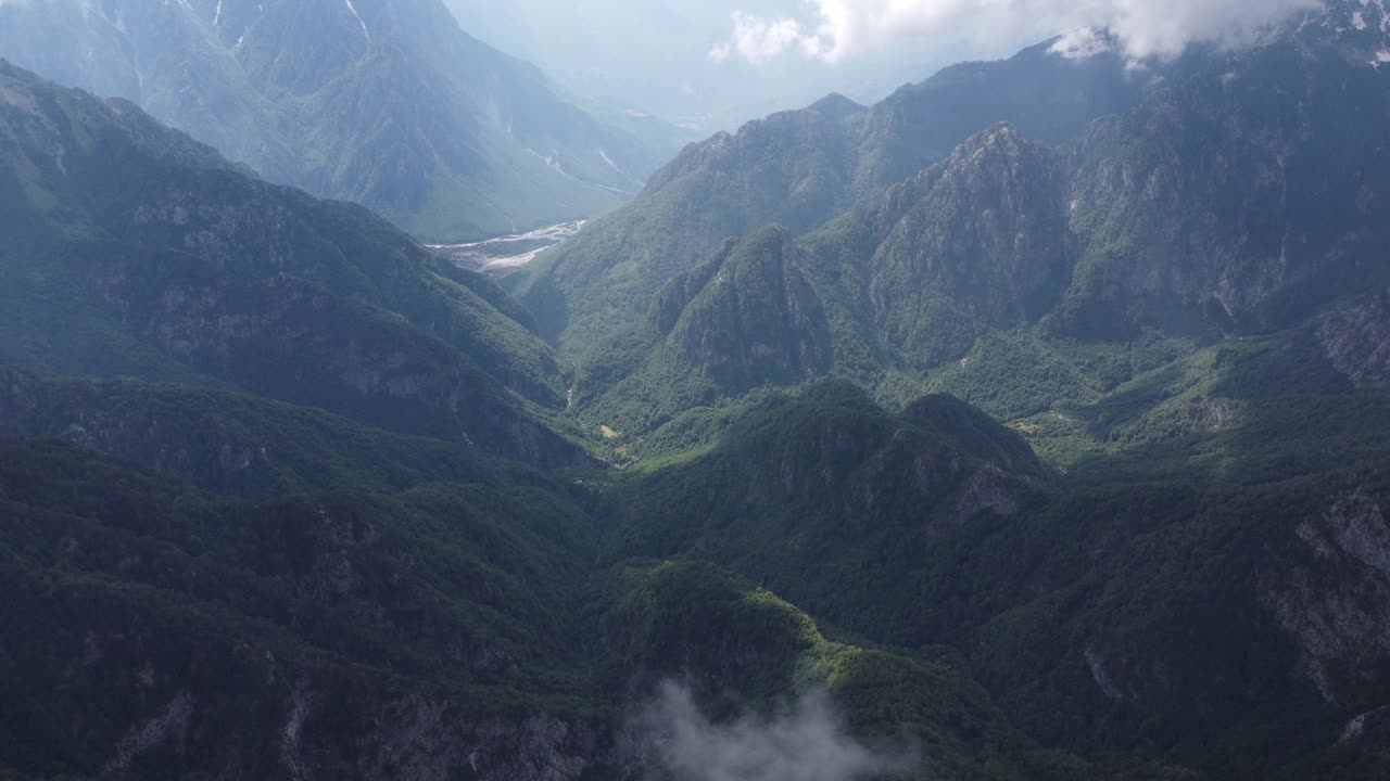 阿尔巴尼亚阿尔卑斯山脉令人难以置信的景色在阿尔巴尼亚山区夏日的一天，美丽的山脉的早晨的景色。视频素材