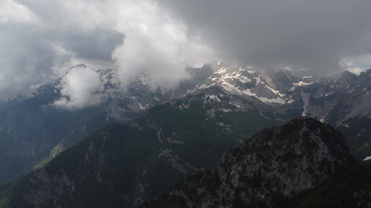 阿尔巴尼亚阿尔卑斯山脉令人难以置信的景色在阿尔巴尼亚山区夏日的一天，美丽的山脉的早晨的景色。视频素材