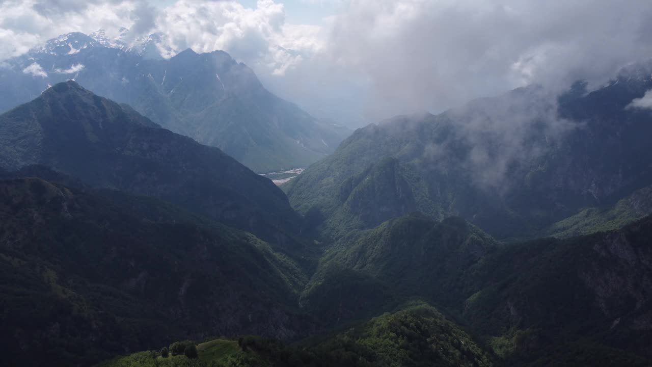 阿尔巴尼亚阿尔卑斯山脉令人难以置信的景色在阿尔巴尼亚山区夏日的一天，美丽的山脉的早晨的景色。视频素材