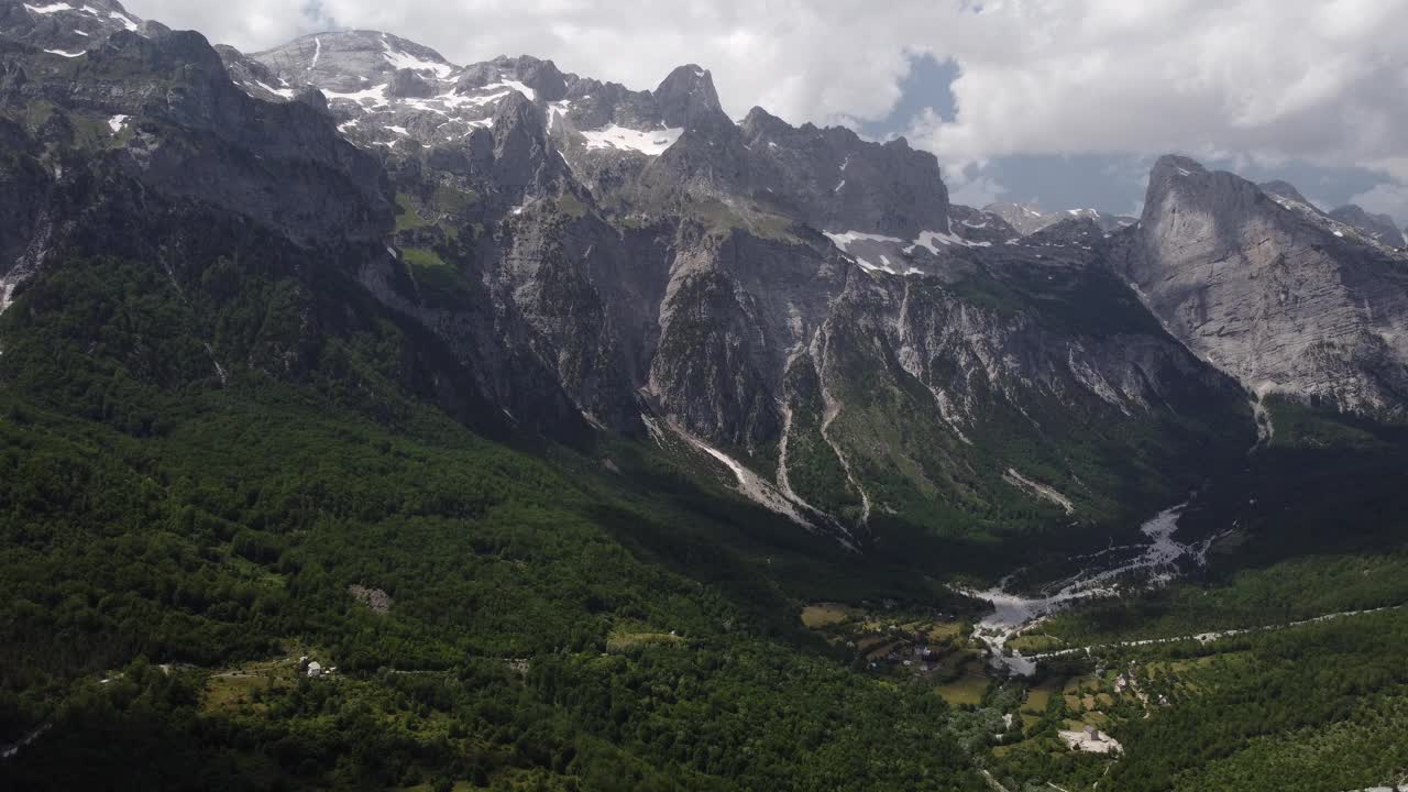 阿尔巴尼亚的阿尔卑斯山脉，美丽的山峰，国家公园视频素材