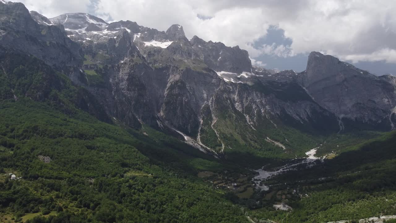 阿尔巴尼亚的阿尔卑斯山脉，美丽的山峰，国家公园视频素材