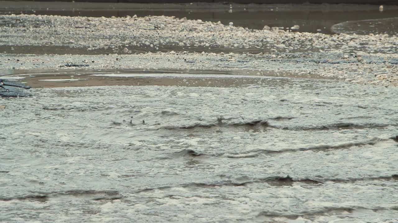 沥青上有大坑，道路基础设施被雨水破坏视频素材