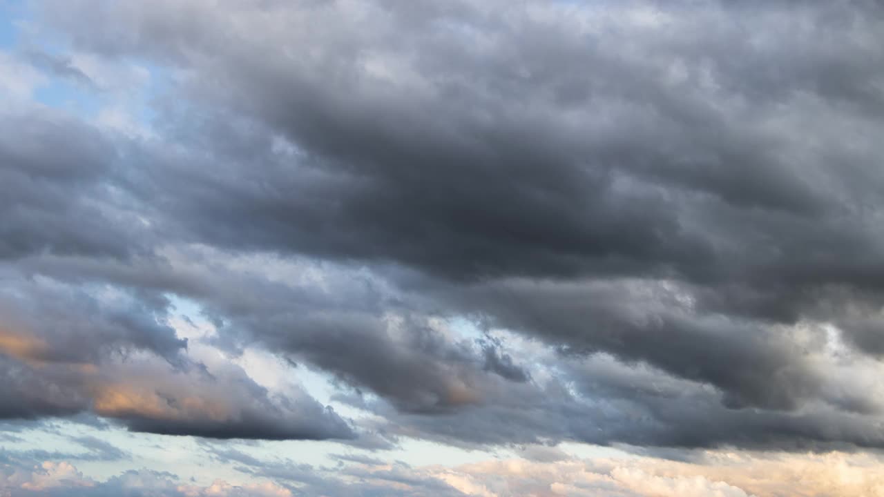 在泰国清迈的乡村，雨前的时间流逝天空乌云。视频下载