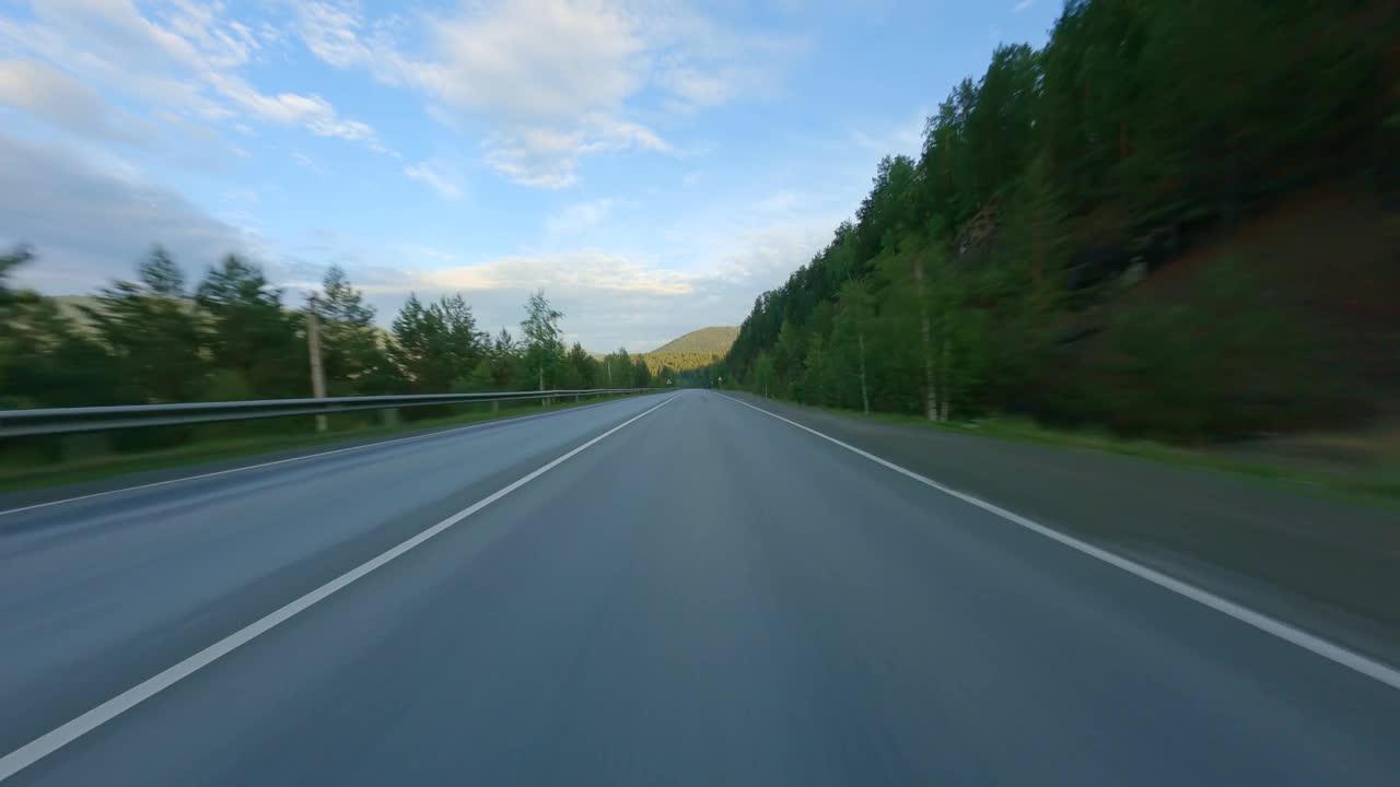 开车去高山。独立旅游和旅游的概念。在茂密的针叶林之间的沥青道路。视频素材