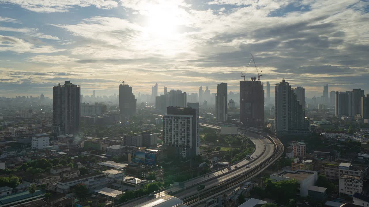 曼谷市区天际线高速公路的时间推移鸟瞰图，泰国。亚洲智慧城市的金融区和商业中心。日落时的摩天大楼和高层建筑视频素材