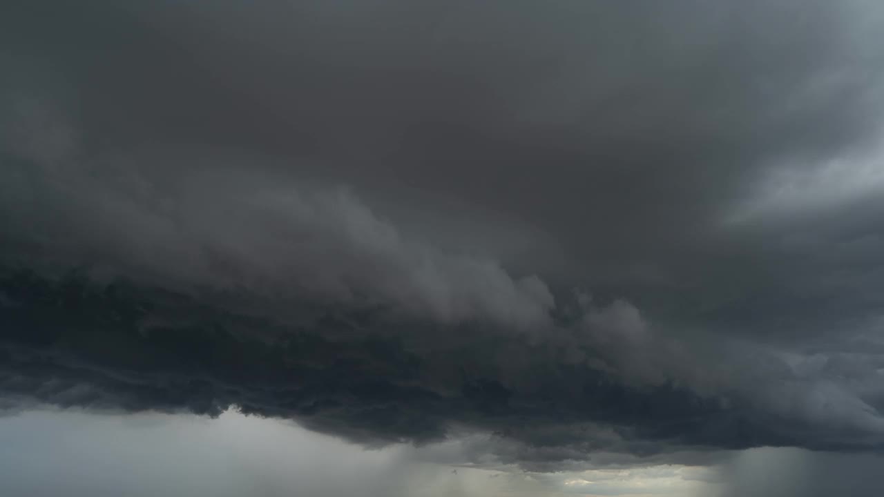 时间流逝的戏剧性的乌云天空与雷电风暴和下雨在晚上。抽象自然景观背景。视频素材