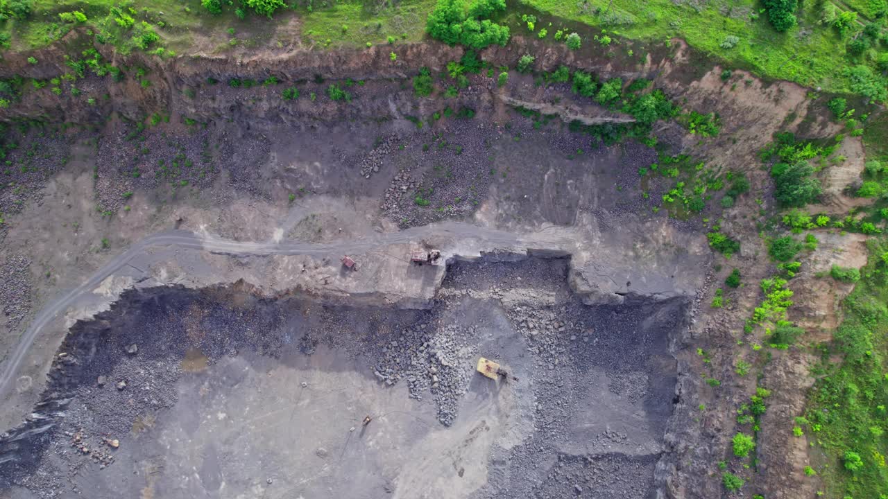 在采石场上空的空中飞行视频素材