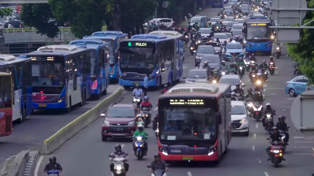 上午雅加达公交乘客拥挤的氛围视频素材