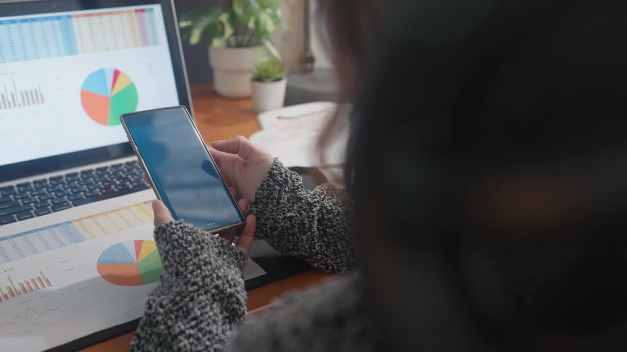 女人用智能手机上的银行应用支付公用事业账单，金融科技互联网银行的概念视频购买