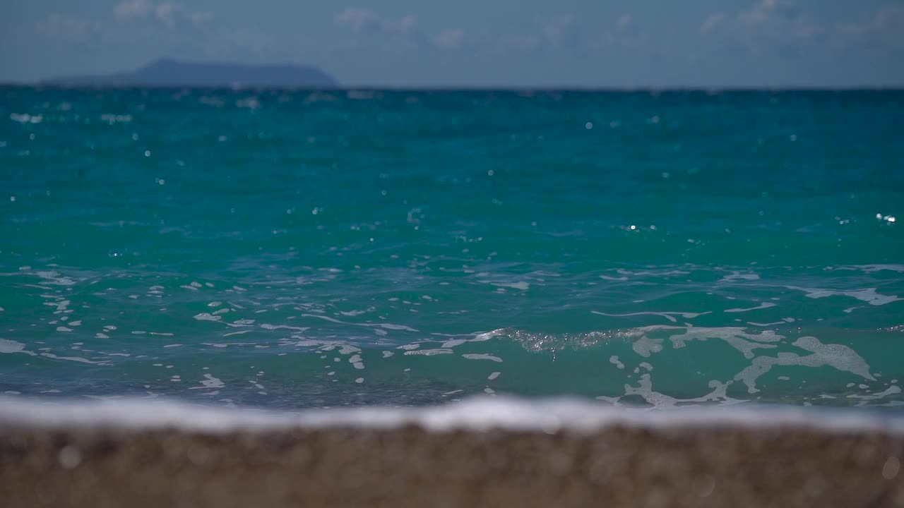 自然的海景与绿松石般的清澈的水和长海浪翻滚在管视频素材