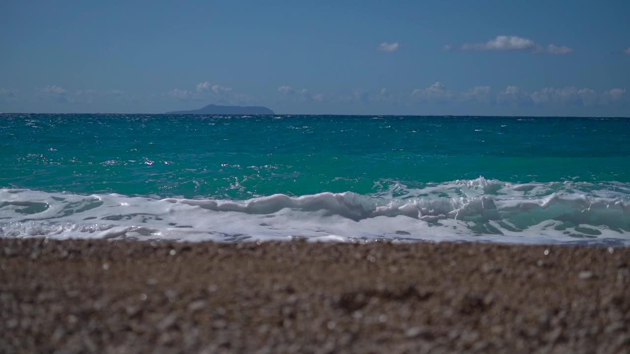 自然的海景与绿松石般的清澈的水和长海浪翻滚在管视频素材