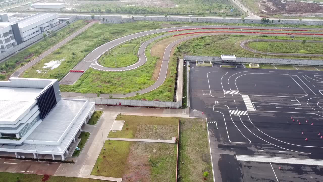 鸟瞰图的汽车工厂与沥青道路，服务于测试新车辆视频素材