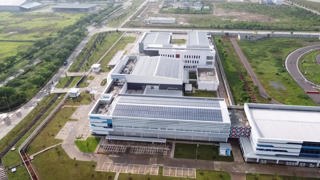 鸟瞰图的汽车工业制造建筑与工业区域在背景视频下载