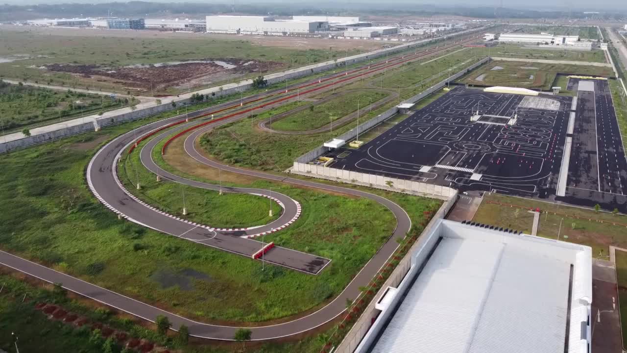 鸟瞰图的汽车工厂与沥青道路，服务于测试新车辆视频素材