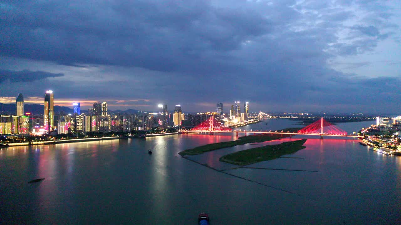 河边城市的夜景视频素材