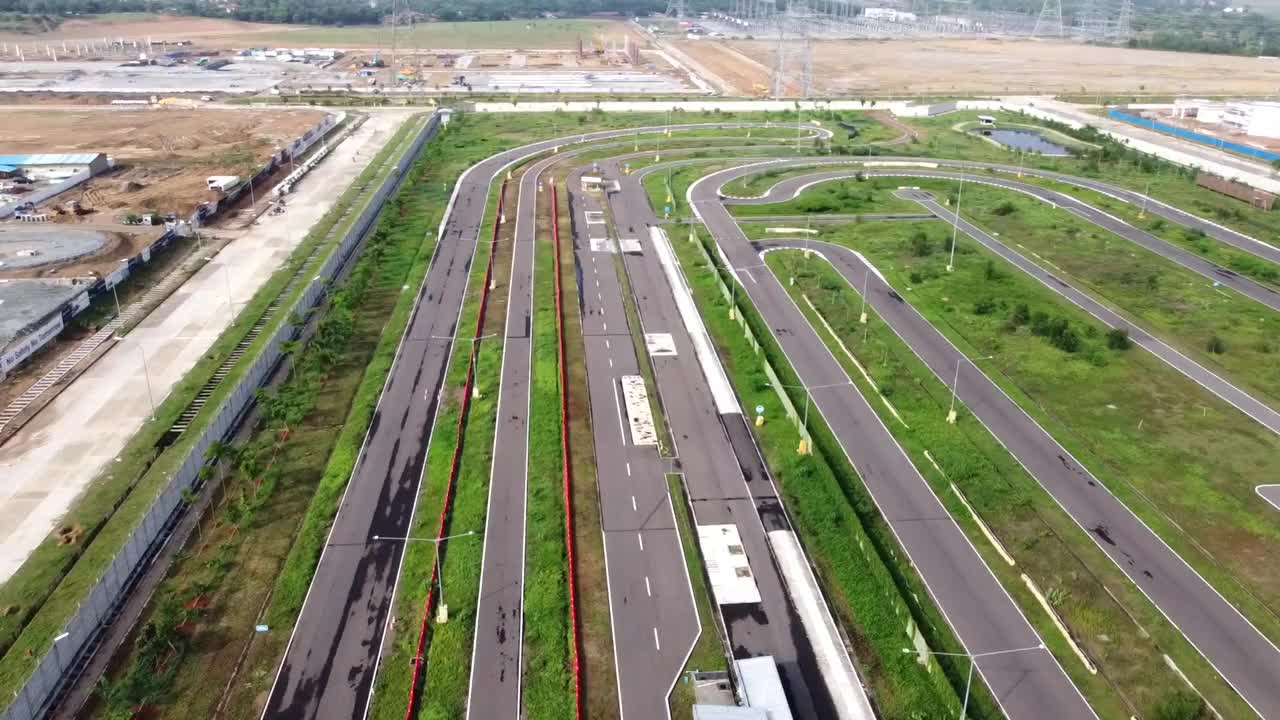 沥青公路鸟瞰图与制造业工业区背景视频下载