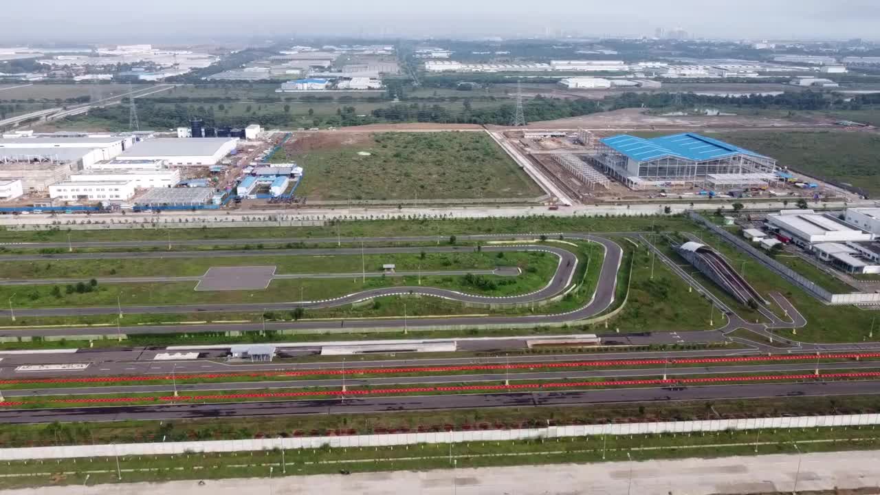 沥青公路鸟瞰图与制造业工业区背景视频素材