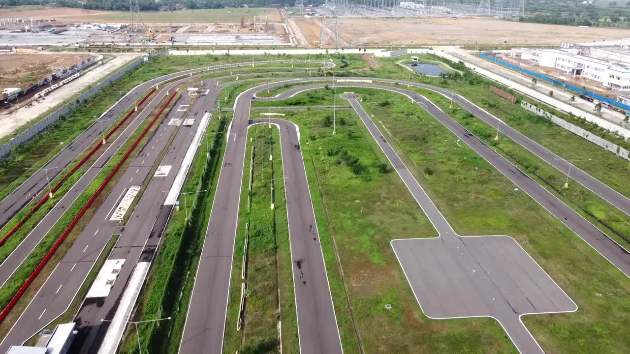 沥青公路鸟瞰图与制造业工业区背景视频素材