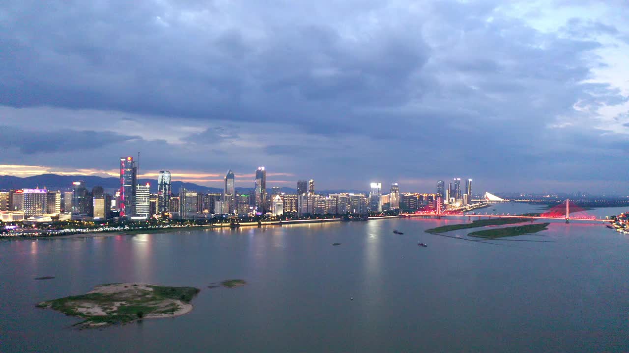 河边城市的夜景视频素材