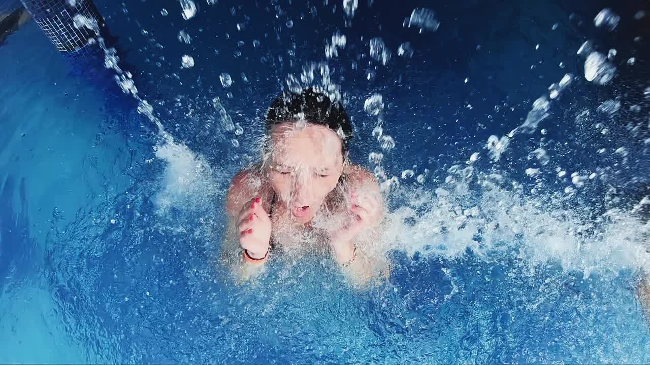 女人放松在夏季水疗池的瀑布喷射视频素材