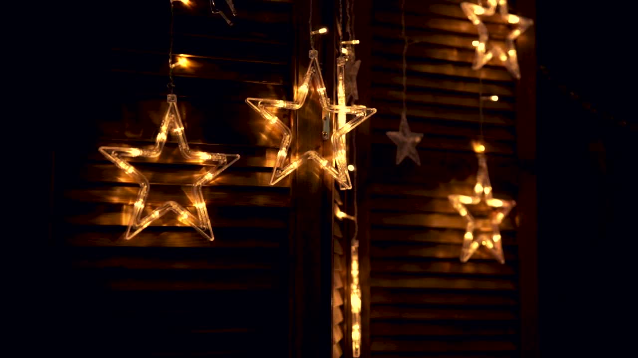 圣诞节的电子花环在黑暗中闪烁着黄灯视频素材