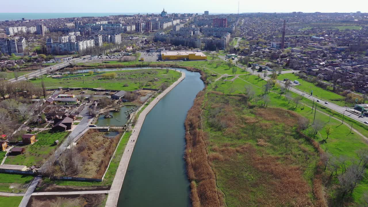 城市里的河流。乌克兰马里乌波尔市全景。视频素材