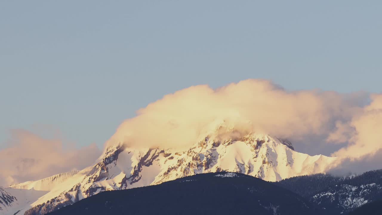 加拿大山地景观覆盖在云的时间推移视图。视频素材