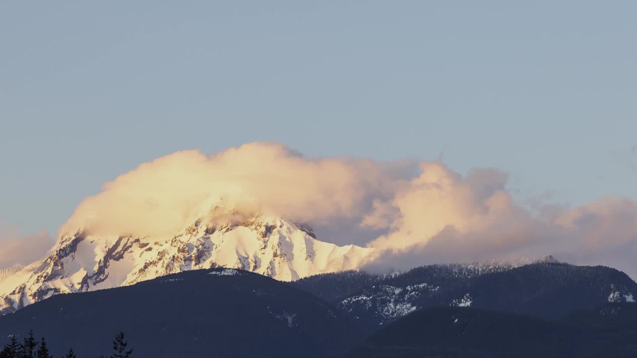 加拿大山地景观覆盖在云的时间推移视图。视频素材