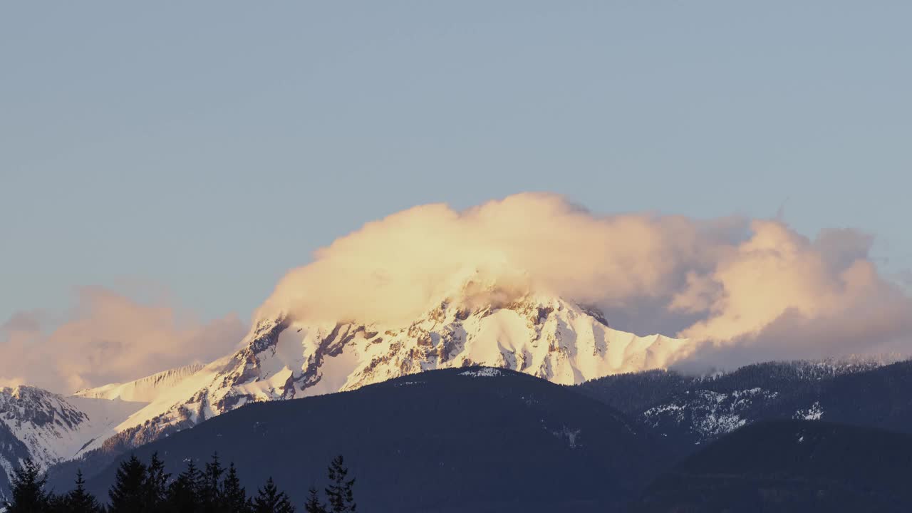 加拿大山地景观覆盖在云的时间推移视图。视频素材