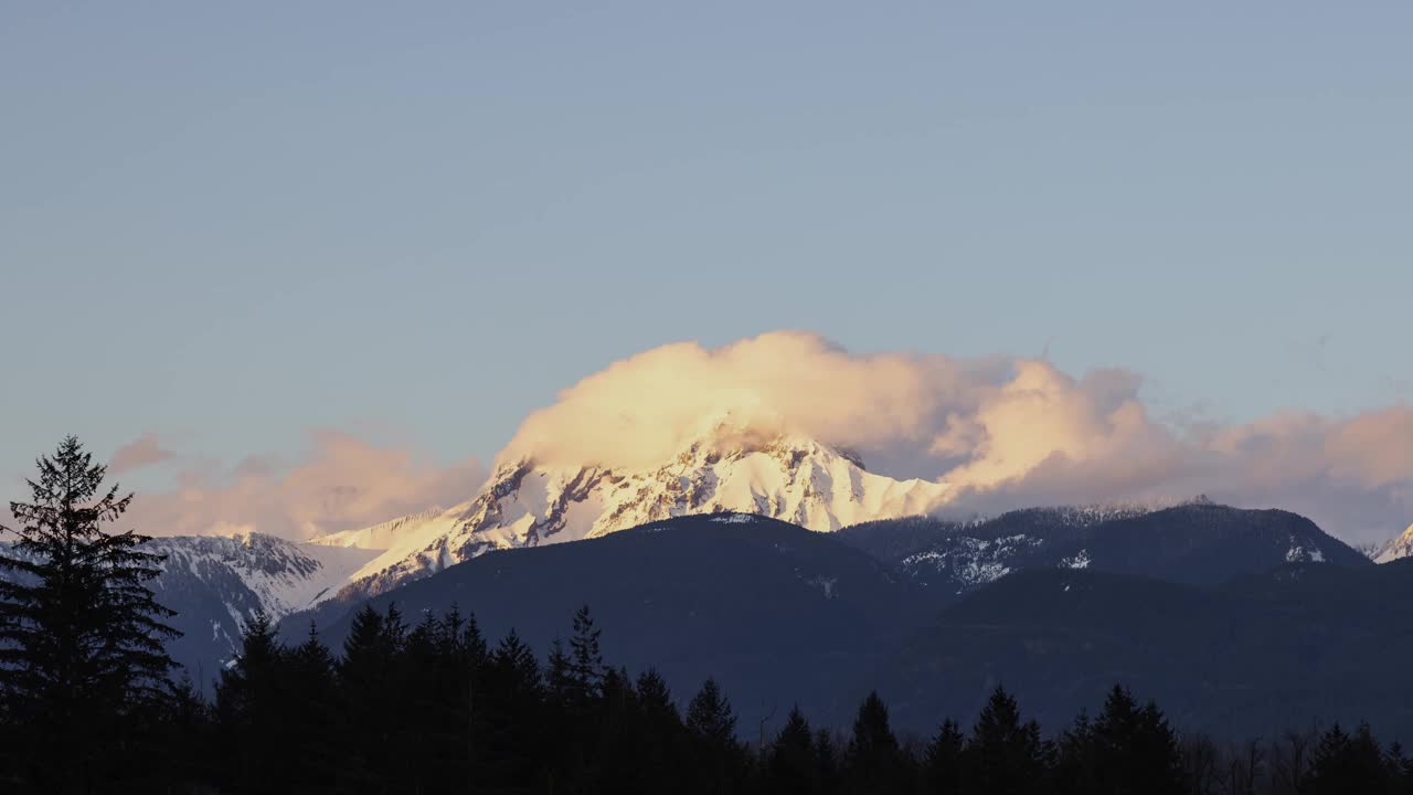 加拿大山地景观覆盖在云的时间推移视图。视频素材