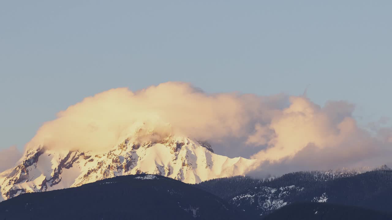 加拿大山地景观覆盖在云的时间推移视图。视频素材