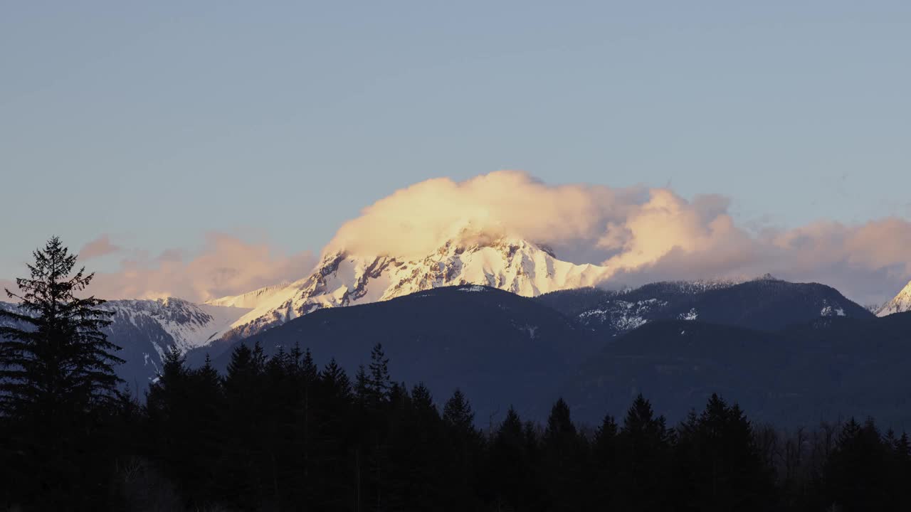 加拿大山地景观覆盖在云的时间推移视图。视频素材