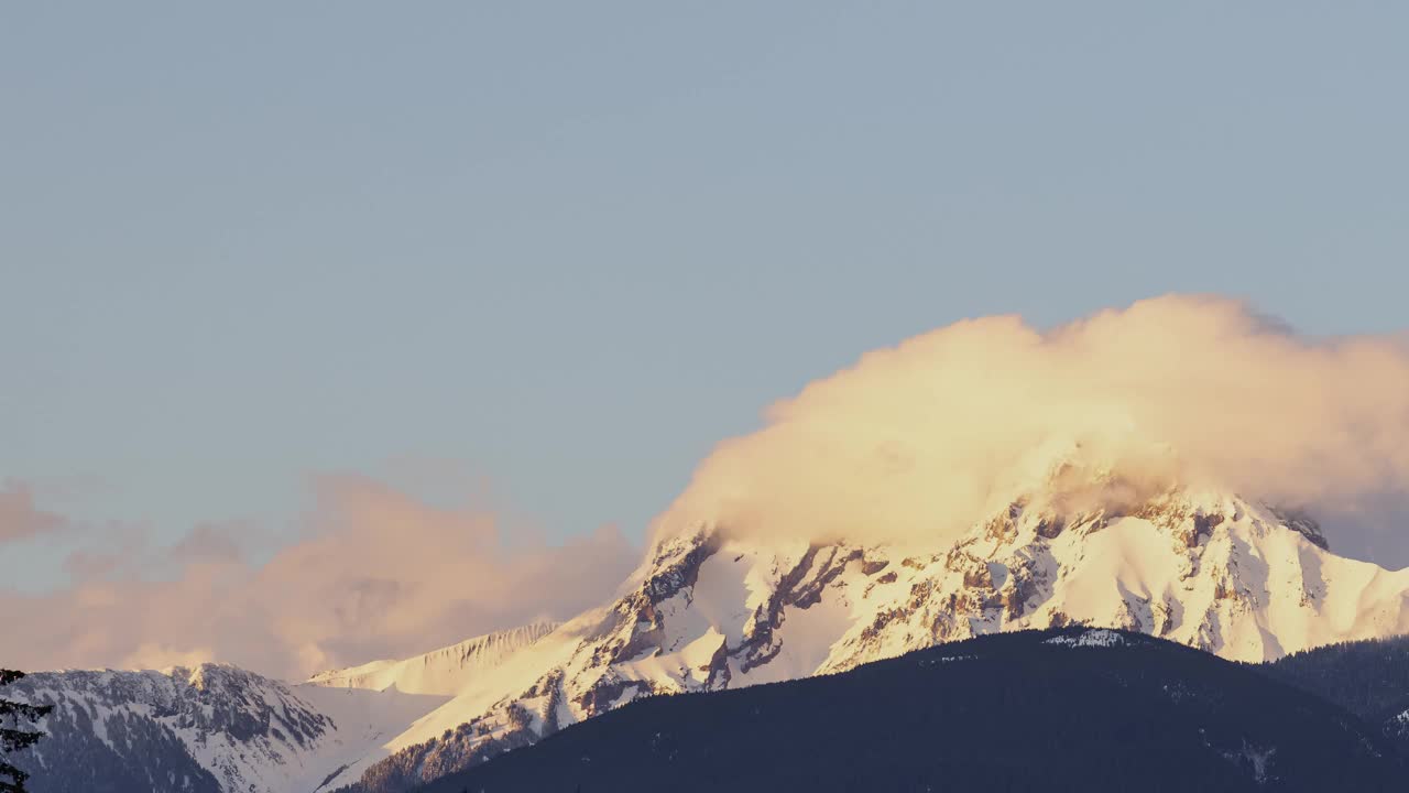 加拿大山地景观覆盖在云的时间推移视图。视频素材